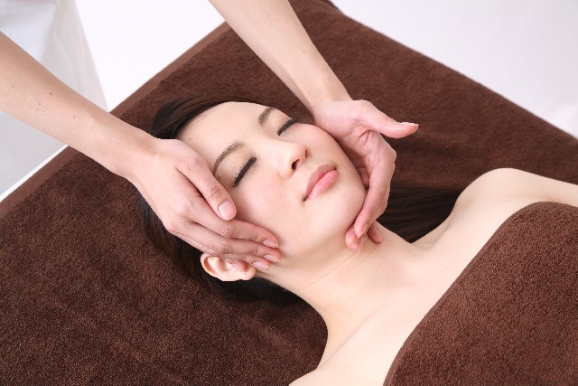 歩きスマホの落とし穴：O脚、老化、短命のリスクを避けるために